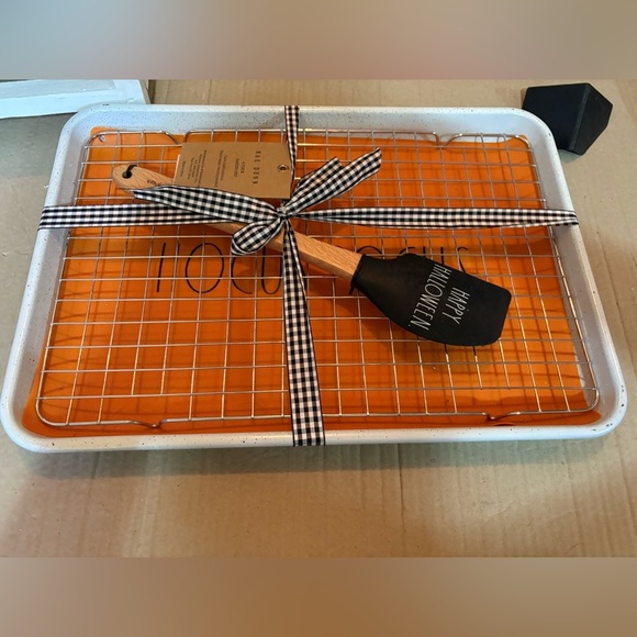 Orange HOCUS POCUS Baking Tray with Black Spatula - Picture 1 of 2
